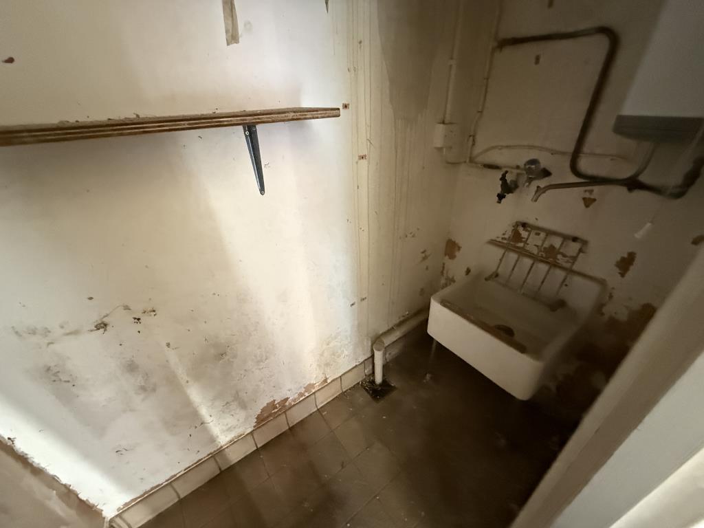 Lot: 36 - FORMER PUBLIC CONVENIENCES WITH POTENTIAL - Store/cleaning room